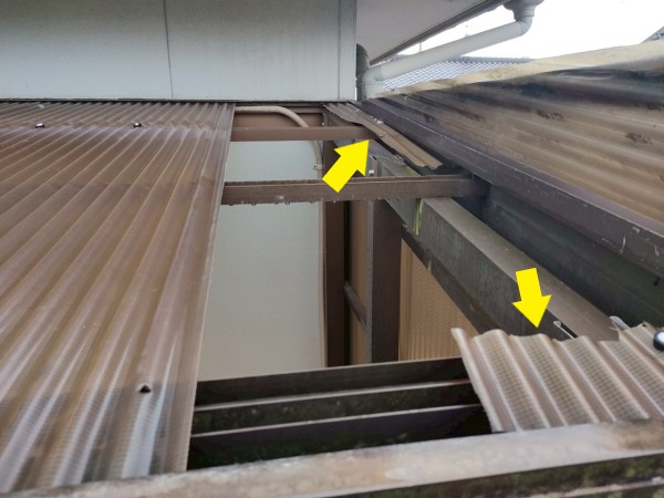 強風でカーポート屋根の波板が割れている　わずかに残っている状態